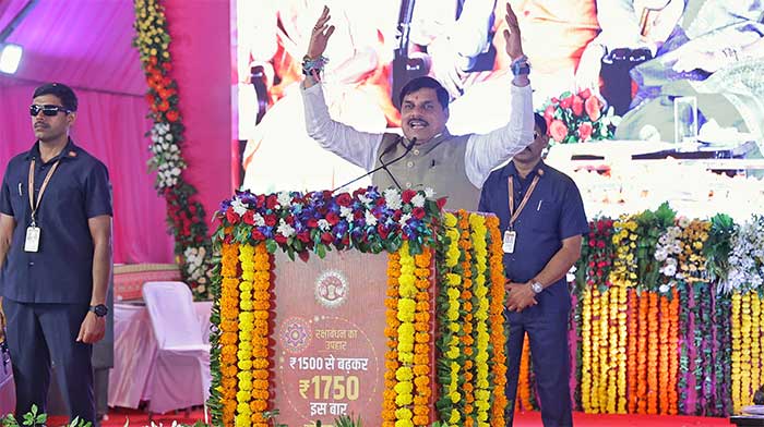 'फूलों का तारों का...,' गाते-गाते सीएम डॉ. मोहन ने लाड़ली बहनों को दिया गिफ्ट, 1500 के साथ मिला 250 रुपये का शगुन