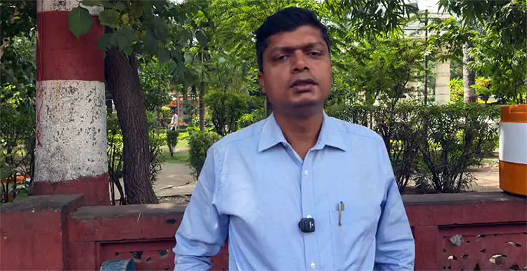 छत्री चौक स्थित शाही मस्जिद का हिस्सा समुदाय द्वारा स्वत: हटाया जा रहा है - कलेक्टर रोशन सिंह