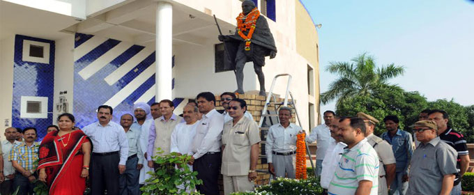 विधानसभा प्रमुख सचिव ने किया गांधी प्रतिमा पर माल्यार्पण