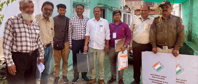 80+ बुजुर्ग और दिव्यांगों को घर बैठे मतदान की सुविधा, भोपाल में चुनाव आयोग की टीम ने पहुंचकर कराया मतदान
