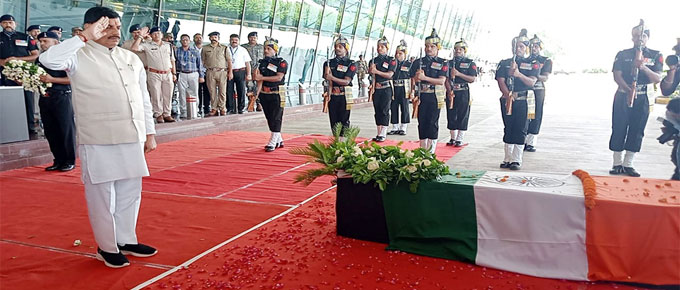 राष्ट्र सेवा से बड़ा कोई सौभाग्य नहीं: मुख्यमंत्री डॉ. यादव ने शहीद प्रदीप पटेल को दी श्रद्धांजलि, परिवार को 1 करोड़ रुपए की राशि