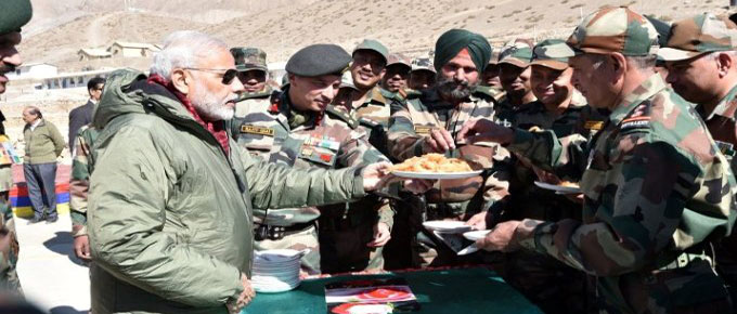 पीएम मोदी ने हिमाचल प्रदेश में जवानों के साथ मनाई दीवाली