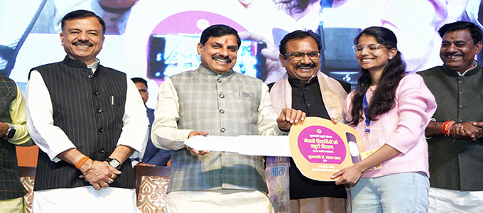 सीएम डॉ. मोहन यादव ने मेधावी विद्यार्थियों को स्कूटर की सौगात दी